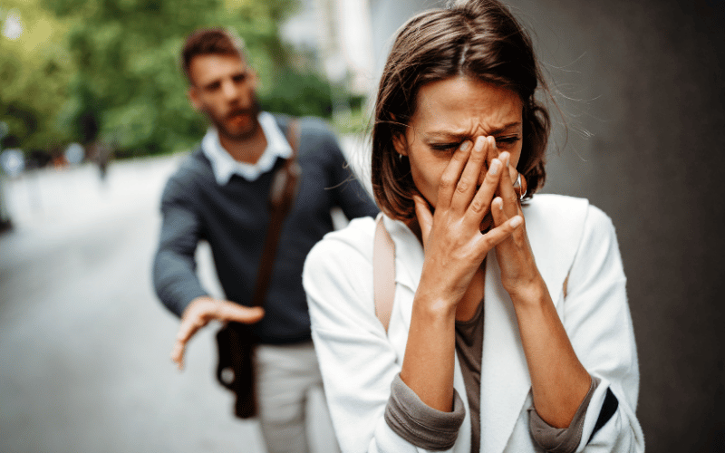 Couple serein signant un accord de divorce