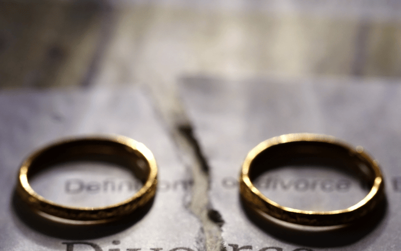 Avocat et client discutant d'une convention de divorce