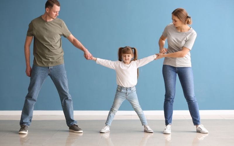 Parents organisant la garde des enfants pendant un divorce amiable